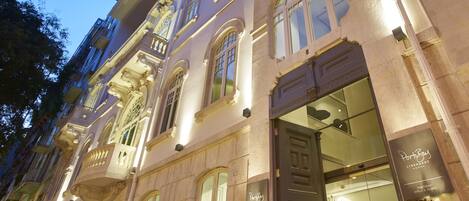 Pintu masuk properti