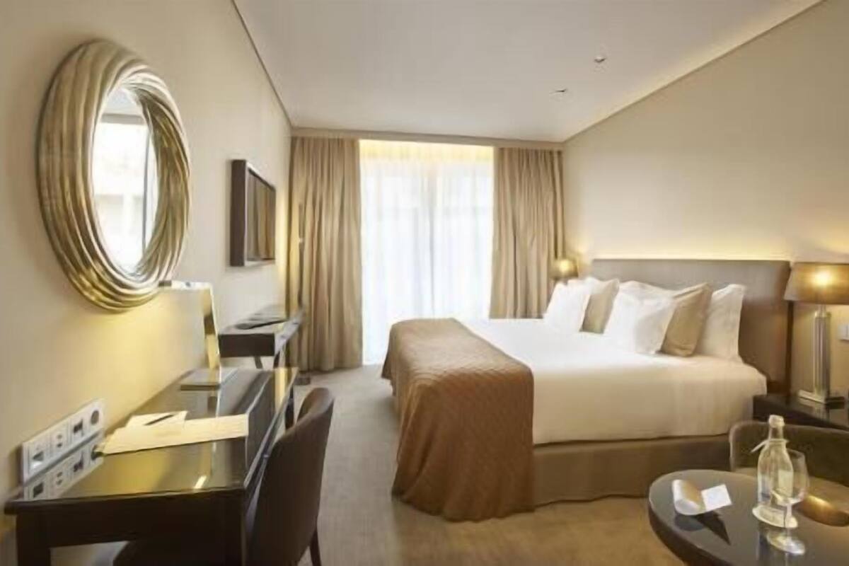 Ropa de cama hipoalergénica, minibar, caja fuerte y escritorio