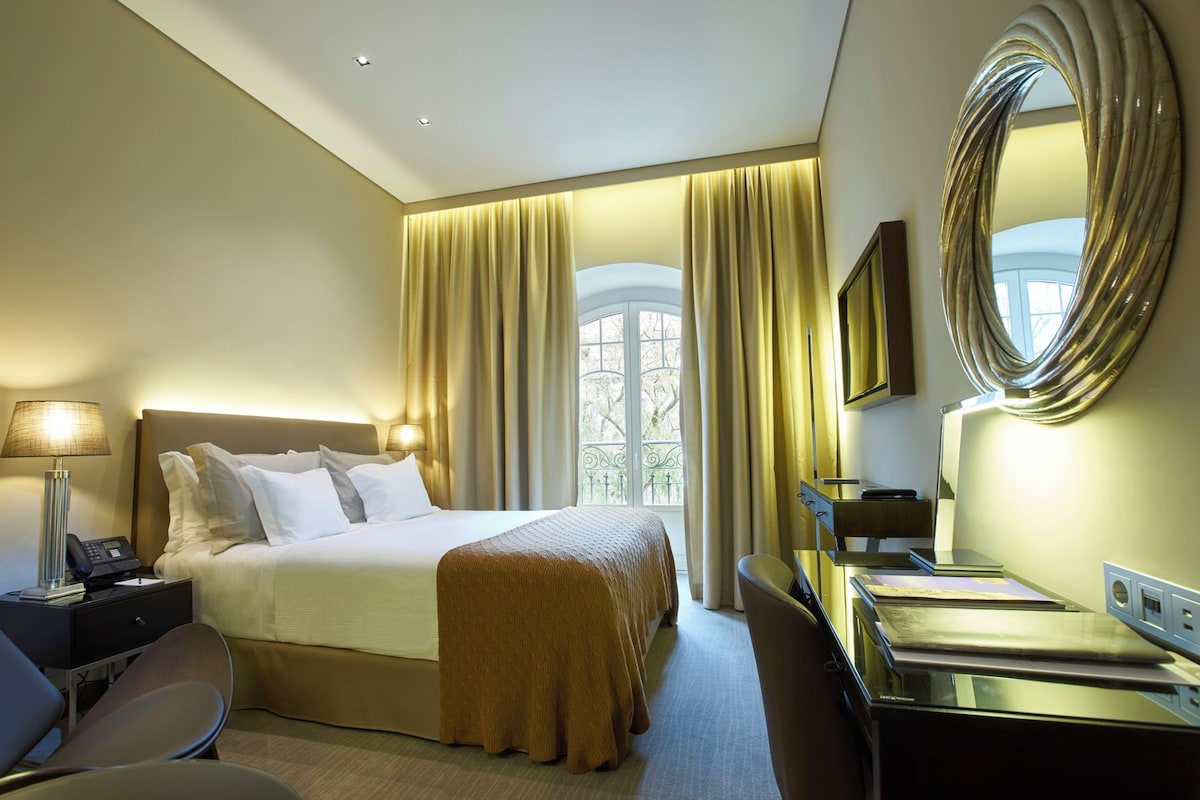 Hypo-allergenic bedding available, minibar, in-room safe, desk