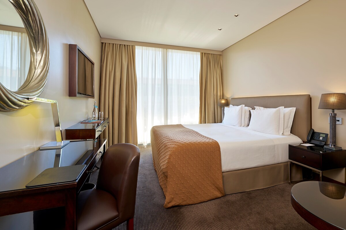 Hypo-allergenic bedding available, minibar, in-room safe, desk