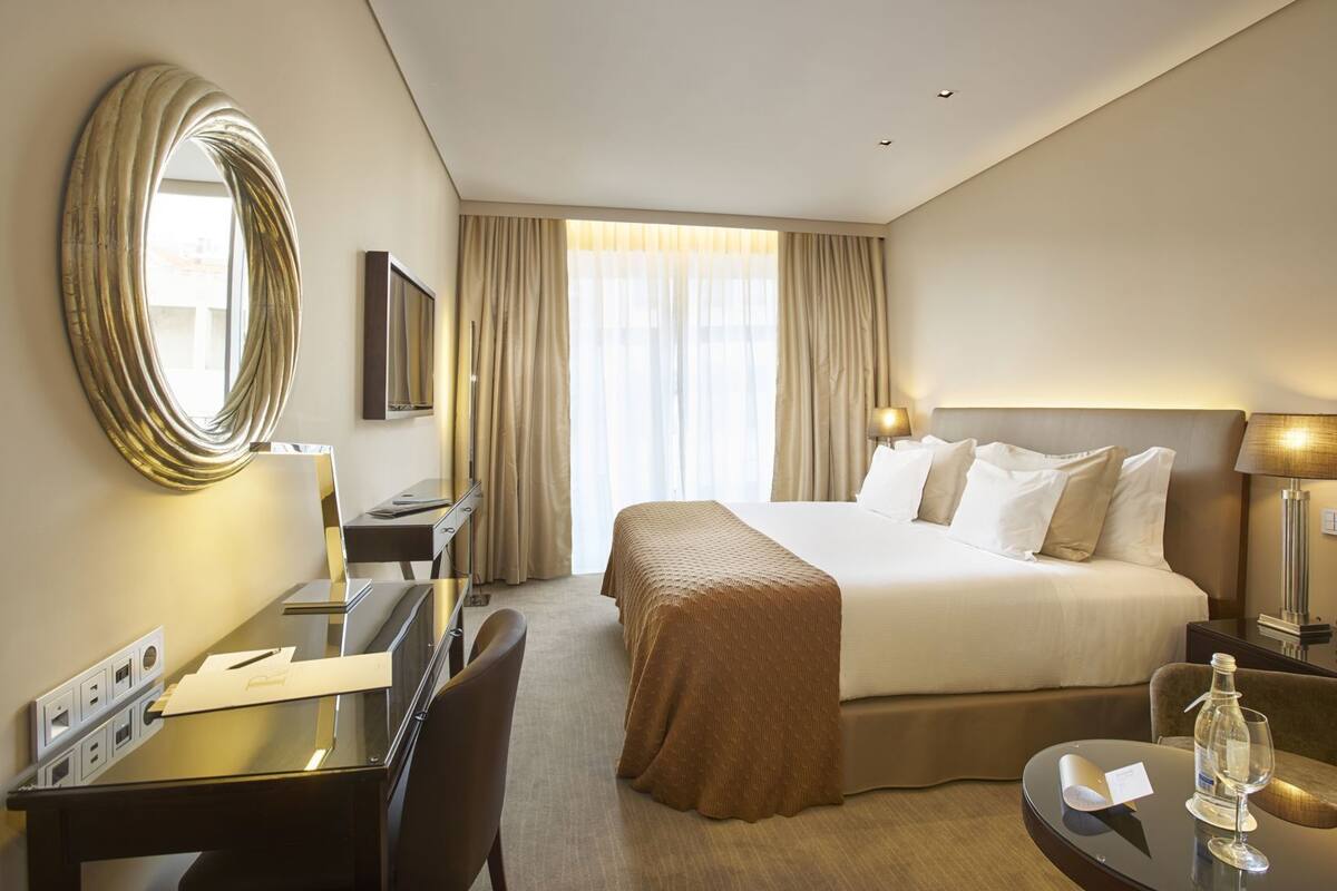 Ropa de cama hipoalergénica, minibar, caja fuerte y escritorio