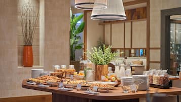 Desayuno buffet diario (EUR 22 por persona)