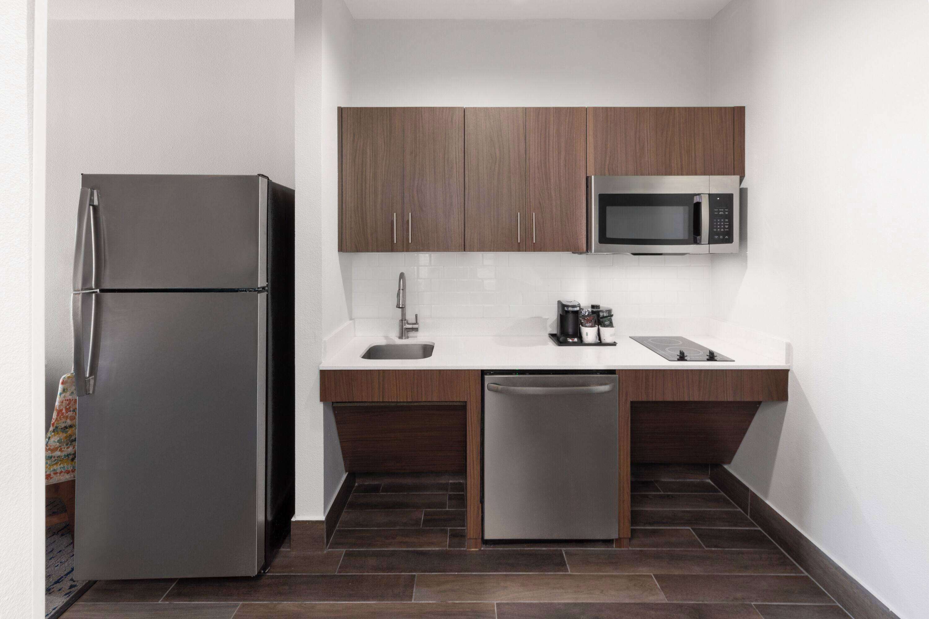 deluxe suite, 1 king bed, non smoking, bathtub (mobility/hearing, tub with grab bars) | premium bedding, pillow-top beds, desk, iron/ironing board