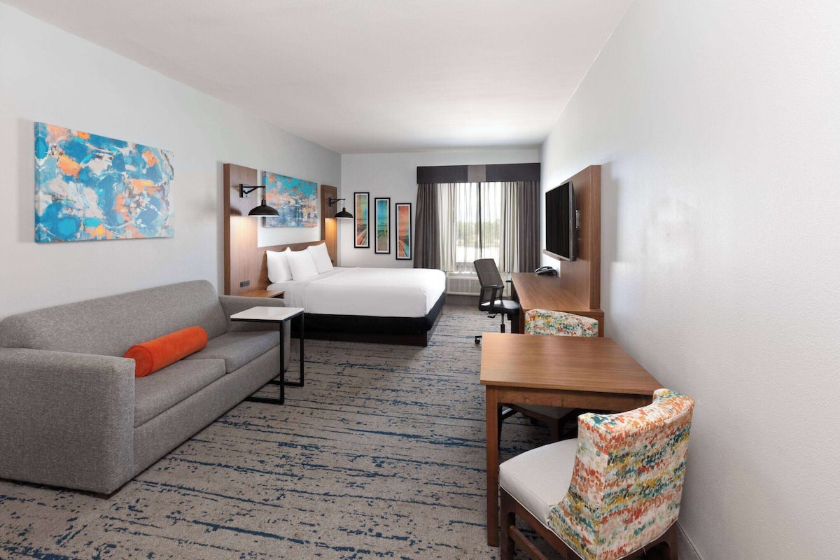 Deluxe Suite, 1 King Bed, Non Smoking | Premium bedding, pillowtop beds, desk, iron/ironing board