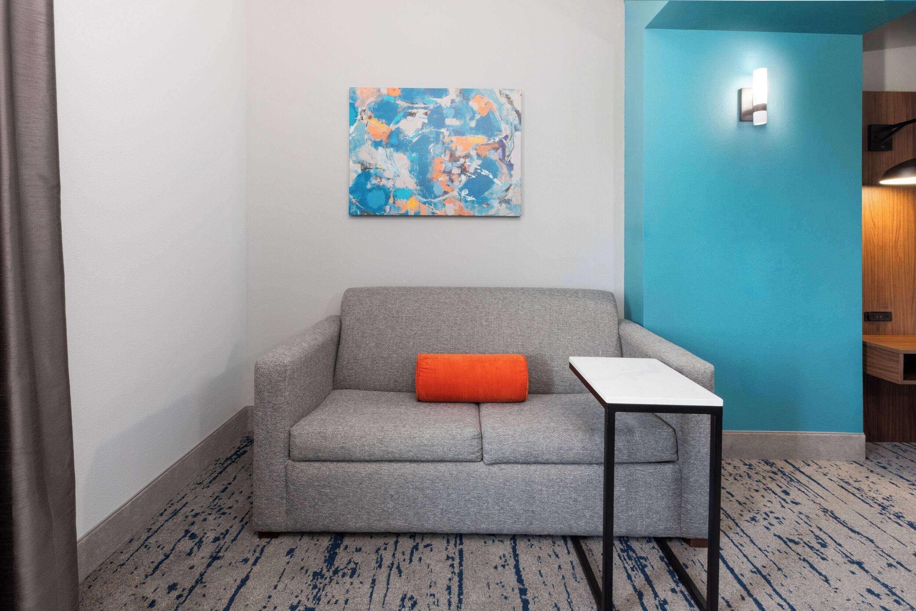 deluxe room, 1 king bed, non smoking, bathtub (mobility/hearing, tub with grab bars) | premium bedding, pillow-top beds, desk, iron/ironing board