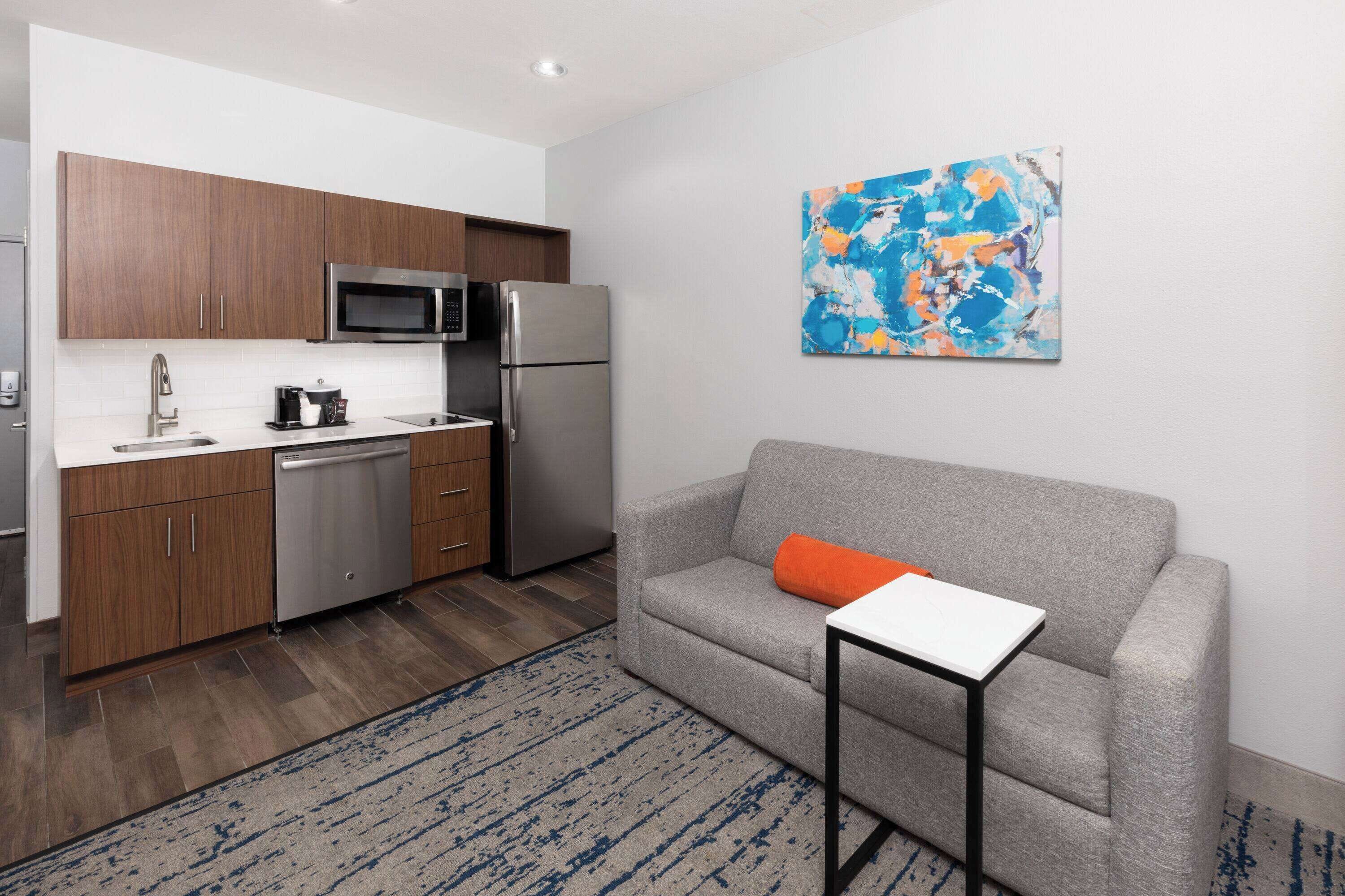 deluxe suite, 1 king bed, non smoking | premium bedding, pillow-top beds, desk, iron/ironing board