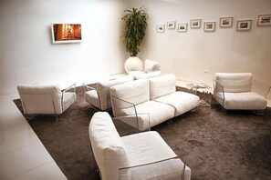 A modern living room with a sofa set, a coffee table, and a potted plant. - Costa Verde (Povoa De Varzim)