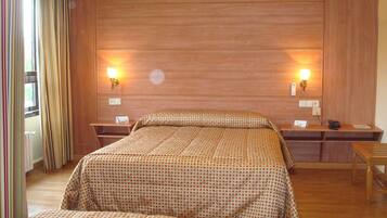 Luxe beddengoed, een bureau, een laptopwerkplek