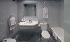 Amenidades de baño gratuitas, secadora de cabello, toallas, jabón 