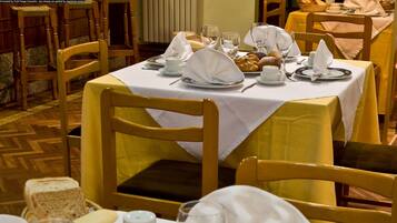 Päivittäinen mannermainen aamiainen maksusta