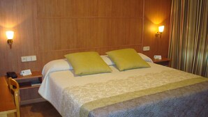 Premium bedding, desk, laptop workspace, blackout curtains - Hotel Castilla (Albacete)