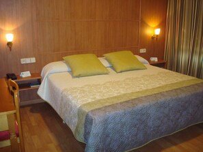 Premium bedding, desk, laptop workspace, blackout drapes - Hotel Castilla (Albacete)