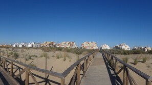 Privat strand i nærheten og hvit sand