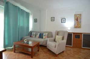 Apartament estàndard, 2 dormitoris | Sala d'estar | Televisor de pantalla plana de 45 polzades amb canals per satèl·lit 