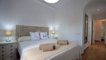 Departamento estándar, 2 habitaciones | Ropa de cama de alta calidad y decoración personalizada
