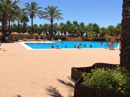 Una piscina al aire libre de temporada
