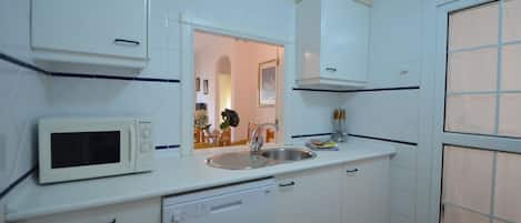 Departamento, 3 habitaciones | Cocina privada | Refrigerador con congelador, microondas, horno y parrilla de estufa