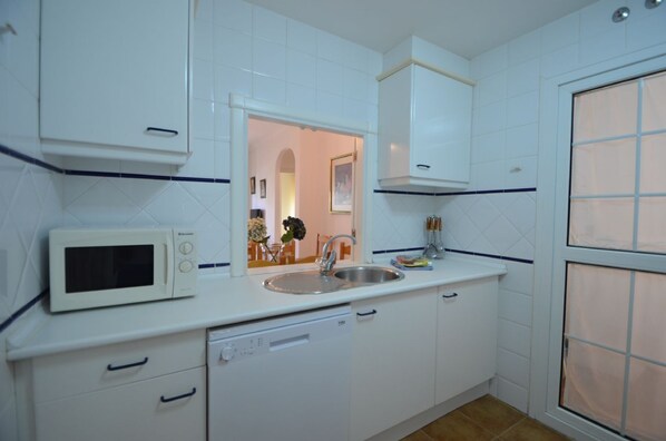Appartement, 3 chambres | Cuisine privée | Réfrigérateur grande capacité avec congélateur, four à micro-ondes
