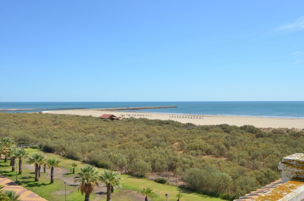 Privat strand i nærheten og hvit sand