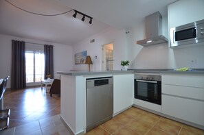Standard Apartment, 2 Bedrooms | Private kitchen | Full-sized fridge, microwave, oven, stovetop - Apartamentos Solmares (Ayamonte)