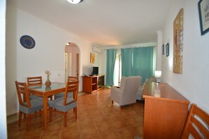 Appartement Standard, 2 chambres | Aire de séjour | Téléviseur à écran plat de 45 po avec télévision par satellite