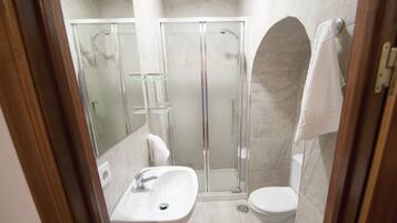 Triple Room | Bathroom | Shower, hair dryer, bidet, towels