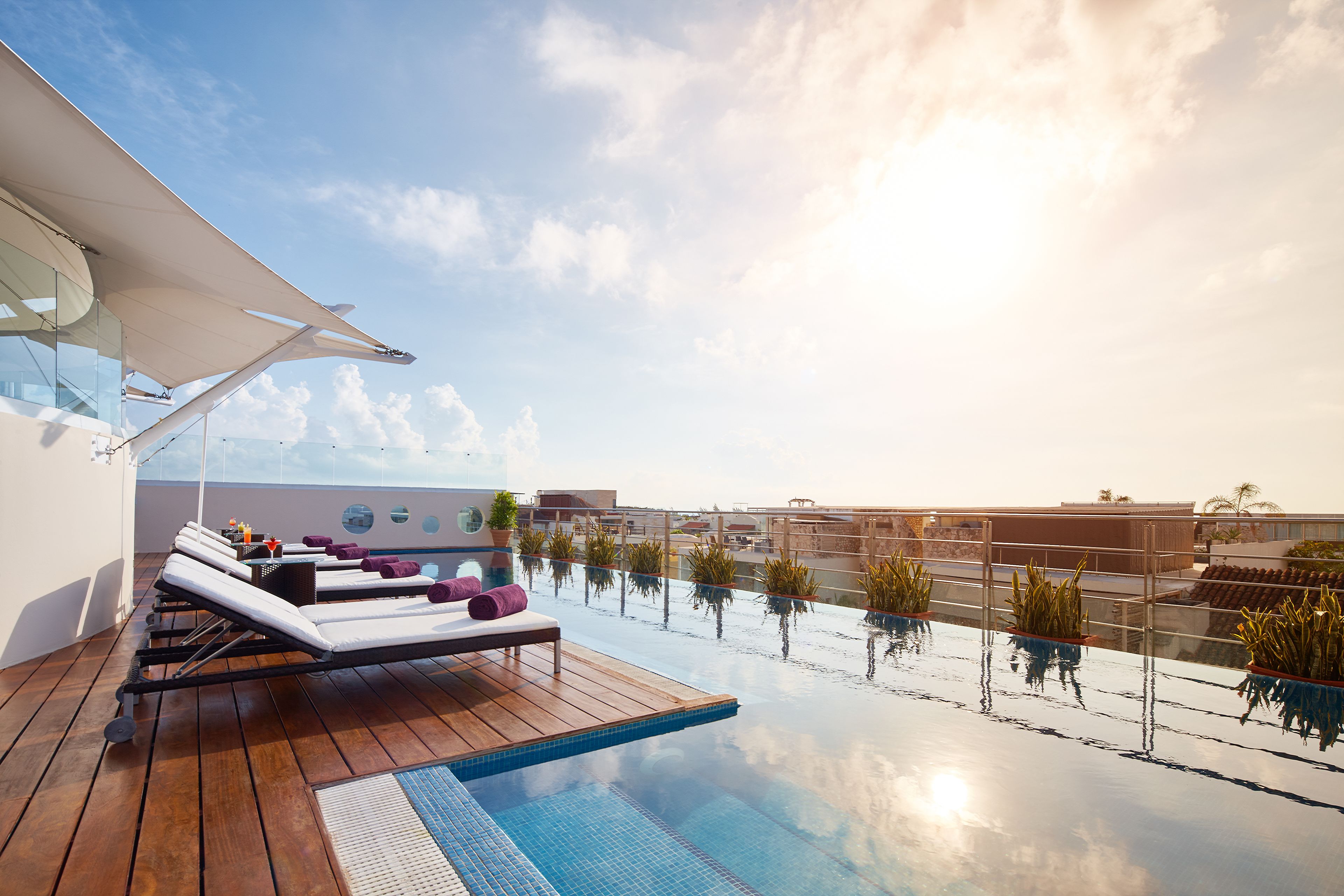 Una piscina al aire libre (de 08:00 a 22:00), sombrillas, tumbonas