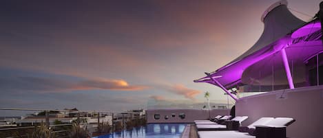 Piscine extérieure, parasols de plage, chaises longues