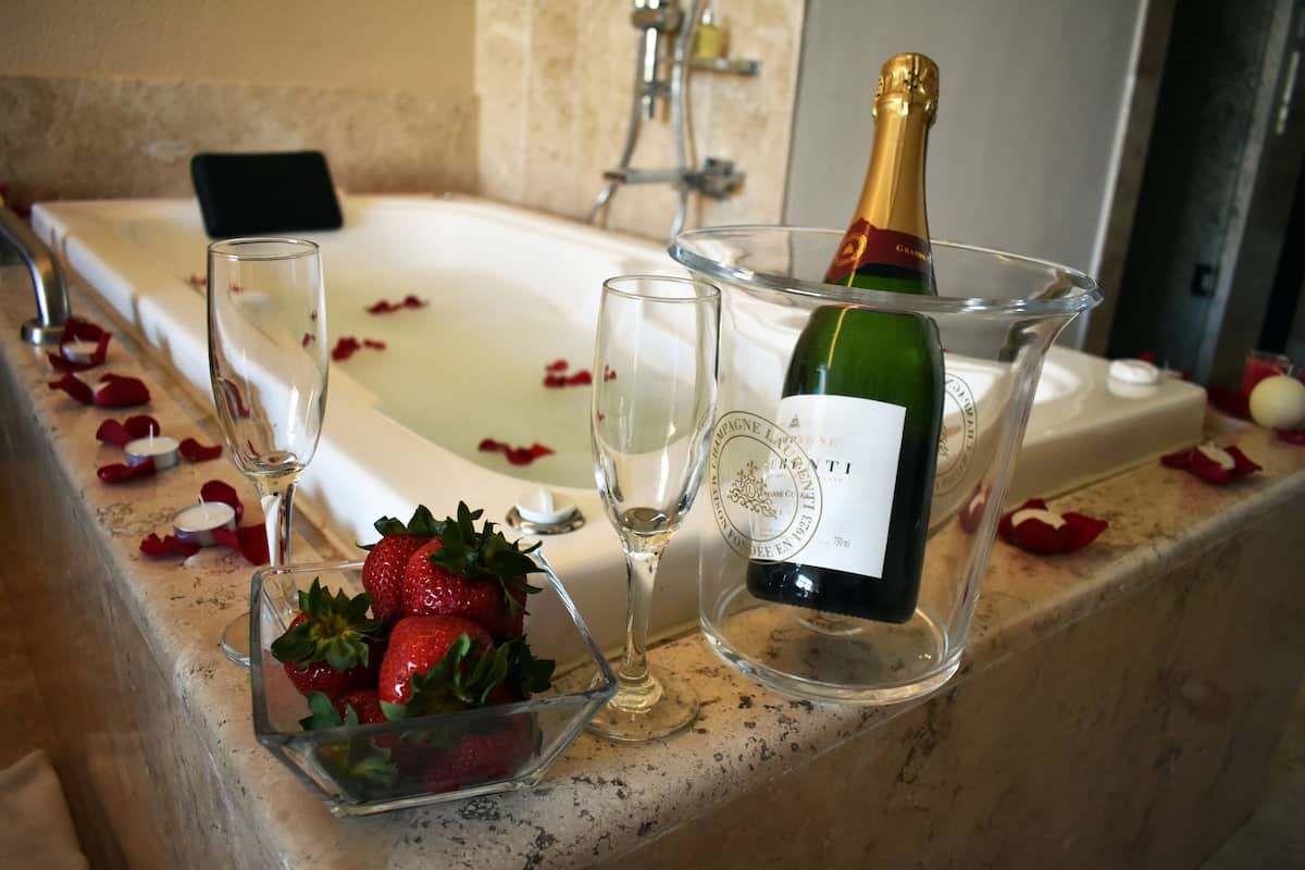 Deep-soaking bathtub