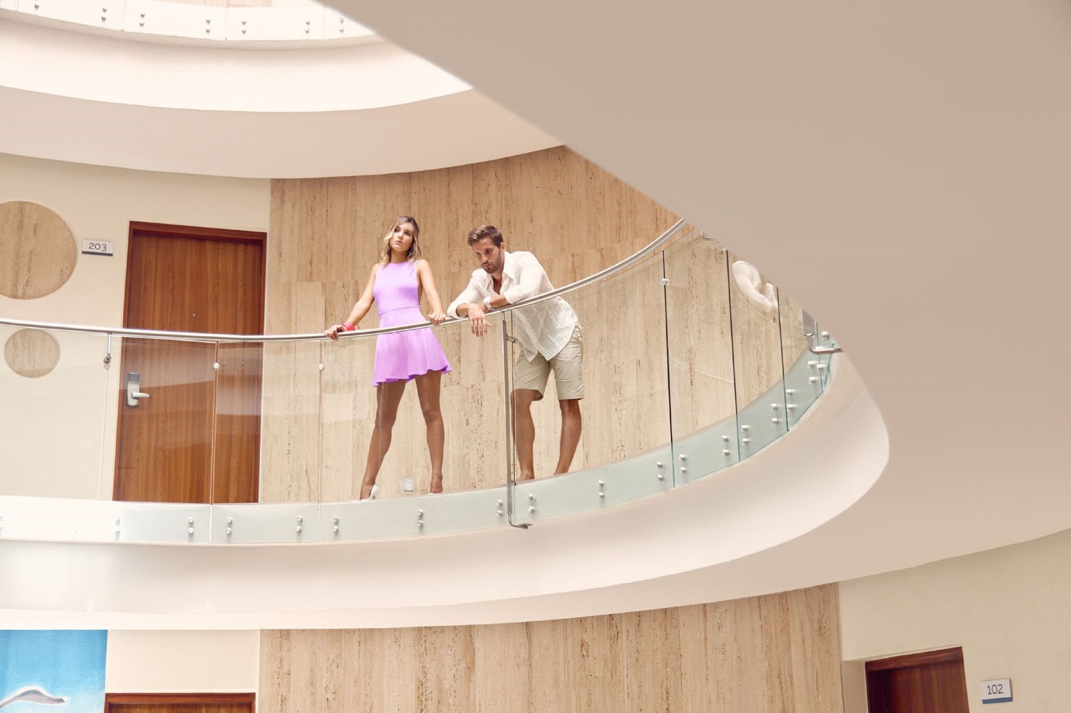 Televisión de pantalla plana de 55 pulgadas con canales por cable 