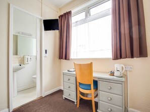 Standard-Doppelzimmer, 1 Queen-Bett | Kostenloses WLAN, Bettwäsche