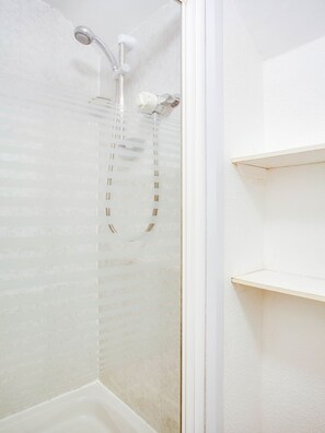 Standard family room for 4(2A+2C) | Bathroom | Towels, toilet paper - OYO Godolphin Arms Hotel (Newquay)