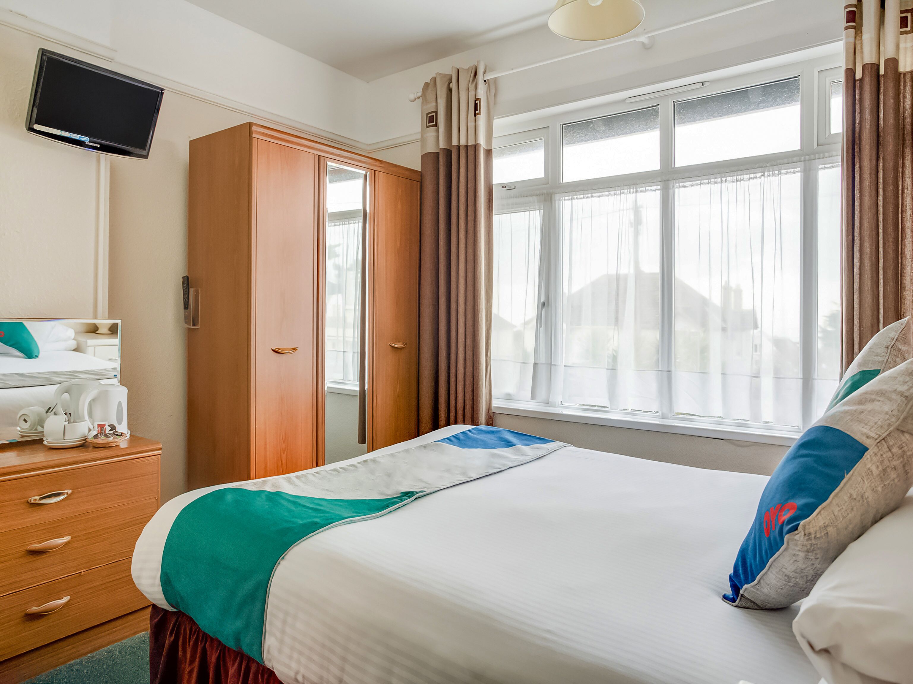 Photo - OYO Godolphin Arms Hotel