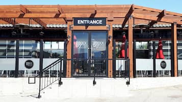 Bar deportivo, con mesas al aire libre, abre todos los días