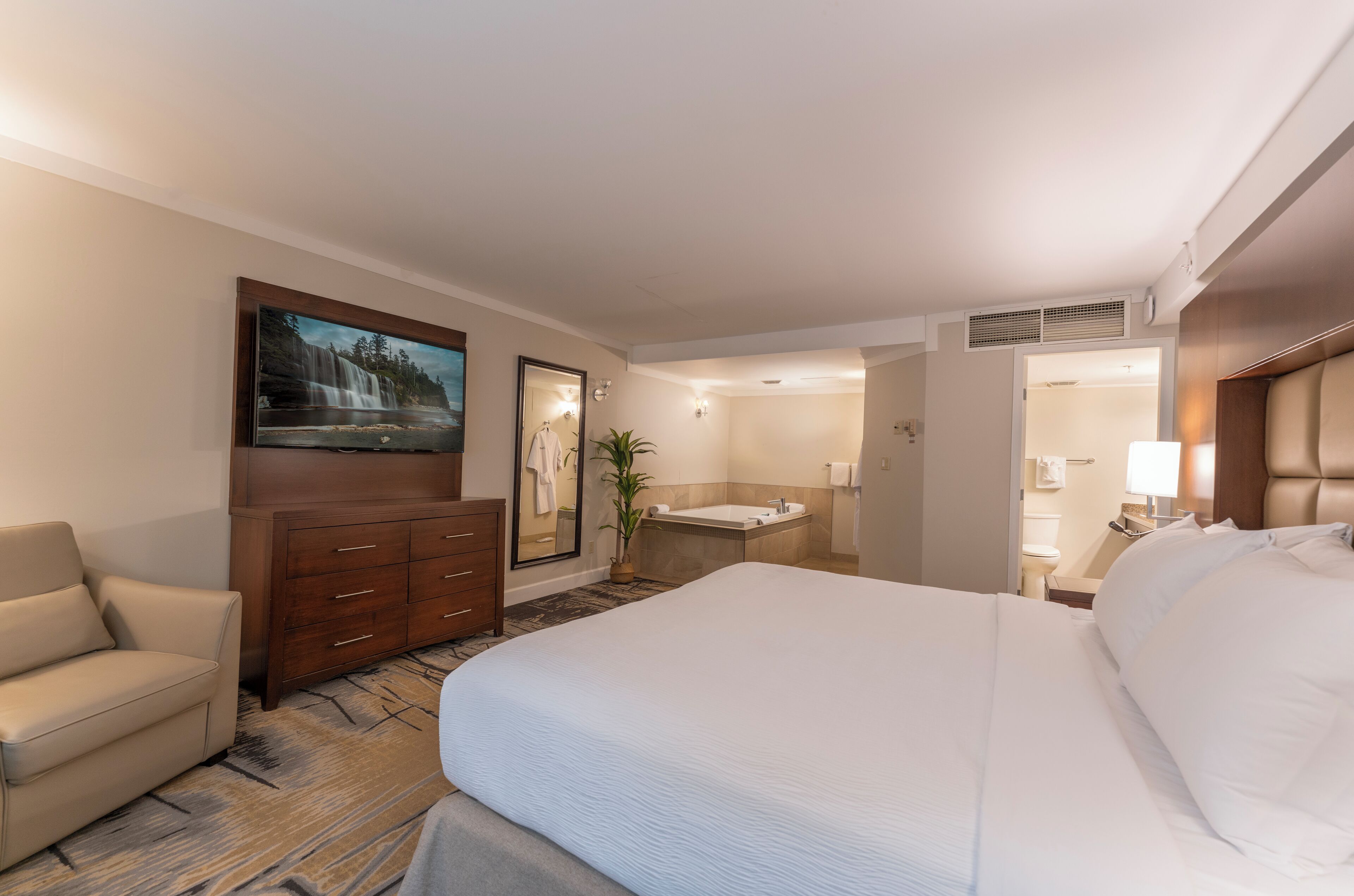 シグネチャー スイート | 高級寝具、ピロートップベッド、セーフティボックス (室内)、デスク