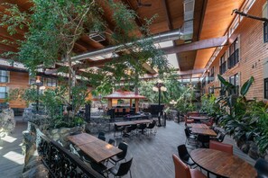 供應早餐、午餐、晚餐；池景