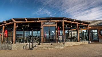 Sports bar, alfresco dining, open daily