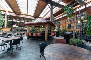 供應早餐、午餐、晚餐；池景