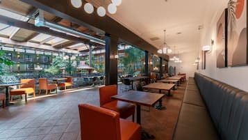 Melayani sarapan dan makan siang dengan pemandangan kolam renang