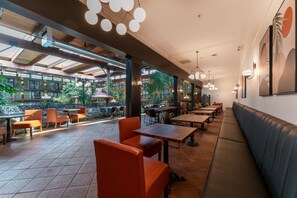 朝食、ランチ、ディナーに営業 (プール ビュー)