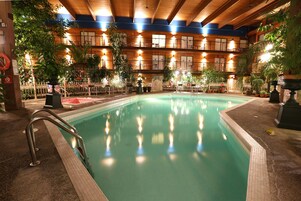 Una piscina techada, sillones reclinables de piscina