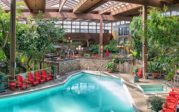 ルーム キングベッド 1 台ソファーベッド付き バルコニー | 屋内プール | 屋内プール、営業時間 9:00 ~ 22:00、サンラウンジャー