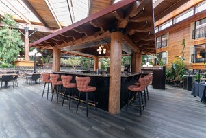 Se sirven desayunos, almuerzos y cenas (con vistas a la piscina) 