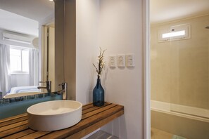 Standard Apartment | Bathroom | Combined shower/bathtub, rainfall showerhead, free toiletries