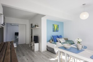 Penthouse | Bathroom | Combined shower/tub, rainfall showerhead, free toiletries, hair dryer