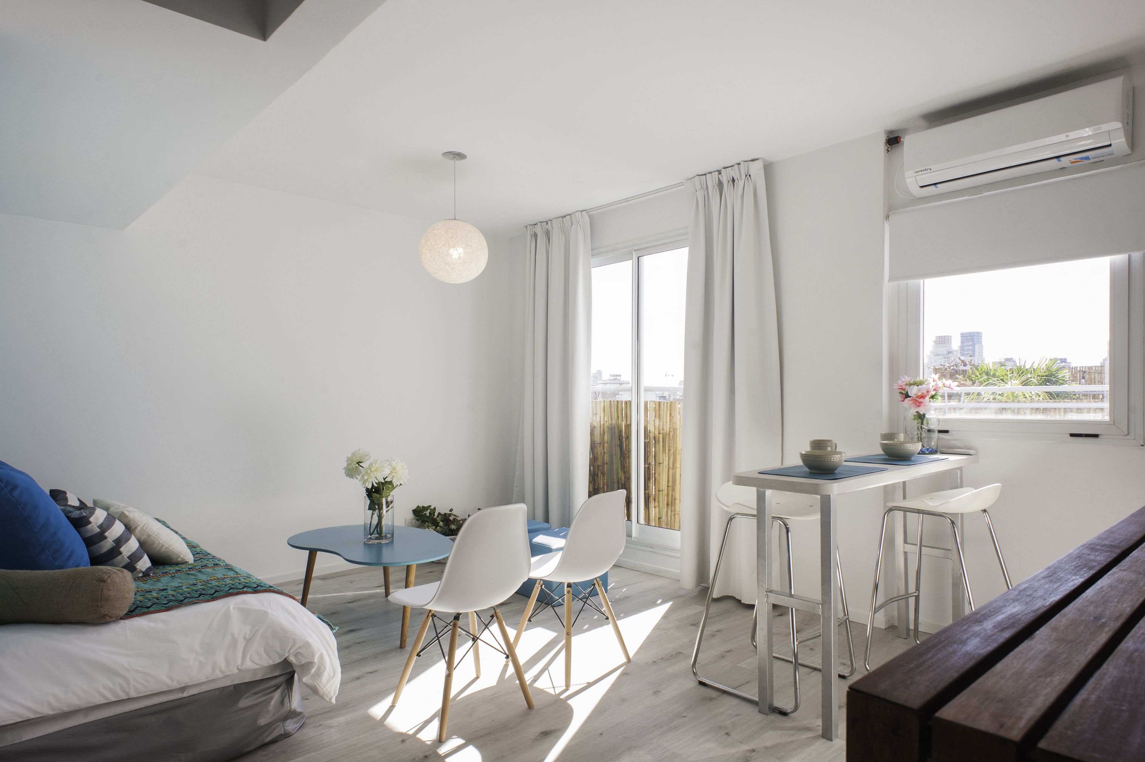 Loftsleilighet | Bad | Kombinert dusj/badekar, regndusjhode og toalettartikler (inkludert)