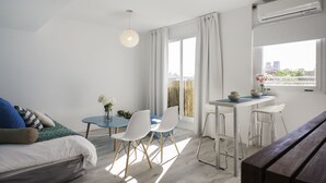 Penthouse | Kamar mandi | Kombinasi shower/bathtub, pancuran hujan,  dan perlengkapan mandi gratis
