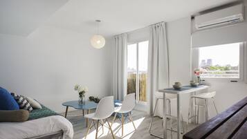 Loftsleilighet | Bad | Kombinert dusj/badekar, regndusjhode og toalettartikler (inkludert)