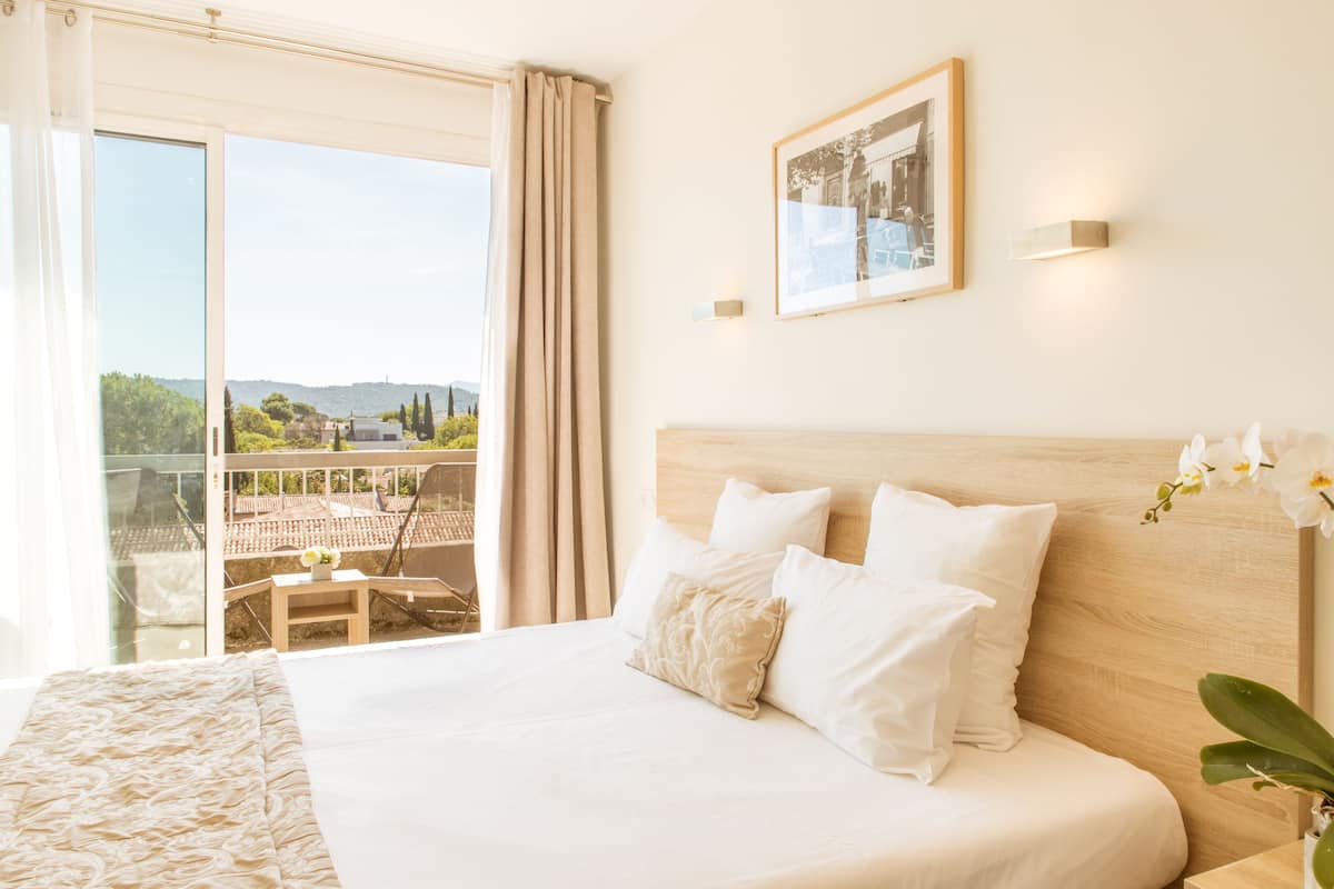 Chambre Double, vue cour intérieure | Minibar, coffres-forts dans les chambres, ameublement personnalisé