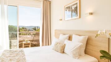 Quarto casal, vista para o pátio | Frigobar, cofres nos quartos, individualmente mobiliados